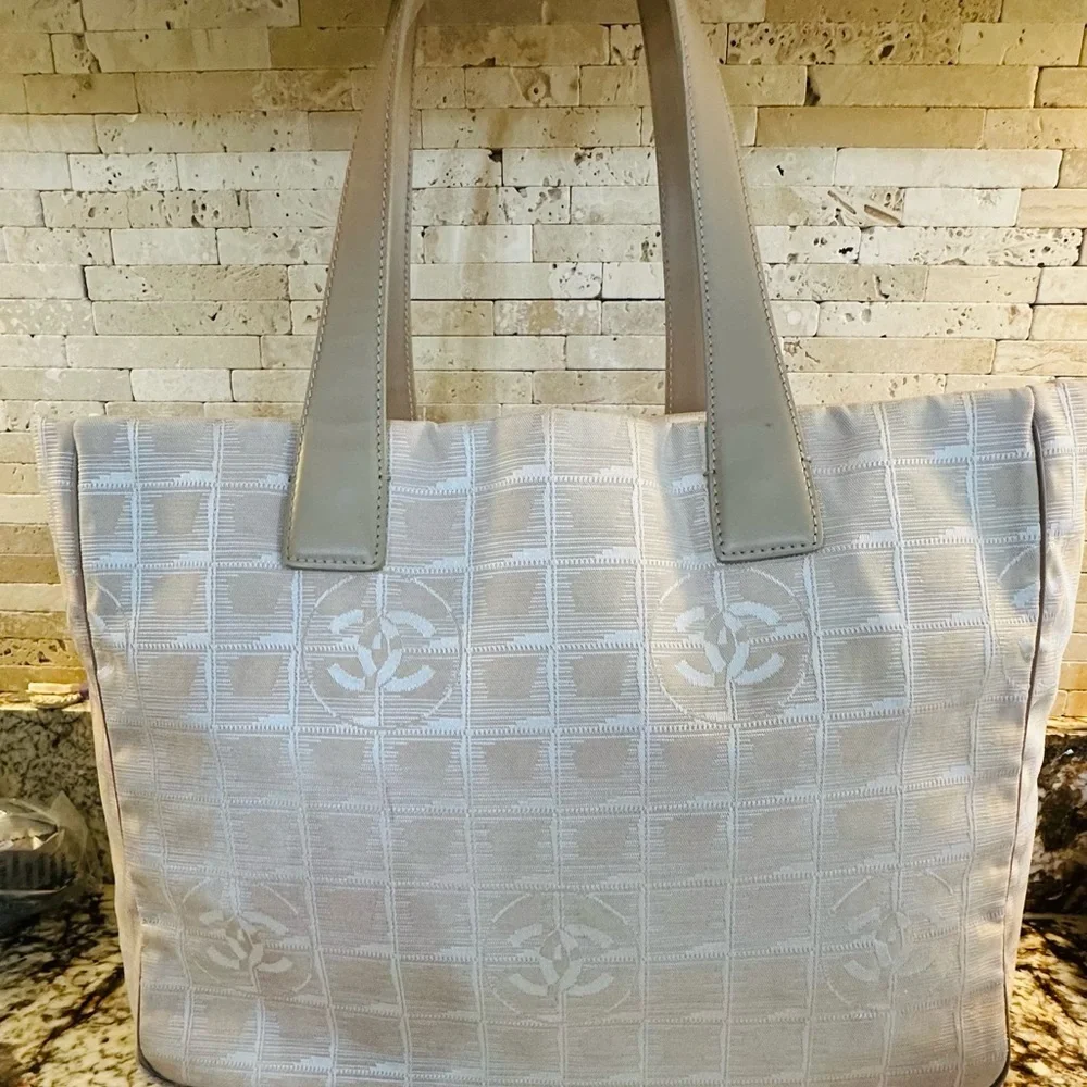 CHANEL Gray Beige Travel Bag with Geometric Design - Picture 2 of 16